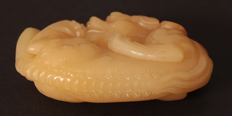 A GOOD QUALITY CARNELIAN CARVING OF A RECUMBENT TIGER, 2.6in wide. - Image 4 of 7