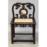 AN EARLY 20TH CENTURY CHINESE GREY MARBLE INSET CARVED HARDWOOD CHAIR, with scroll and key carved