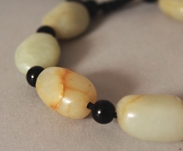 A CHINESE JADE PEBBLE BEAD BRACELET. - Image 2 of 4