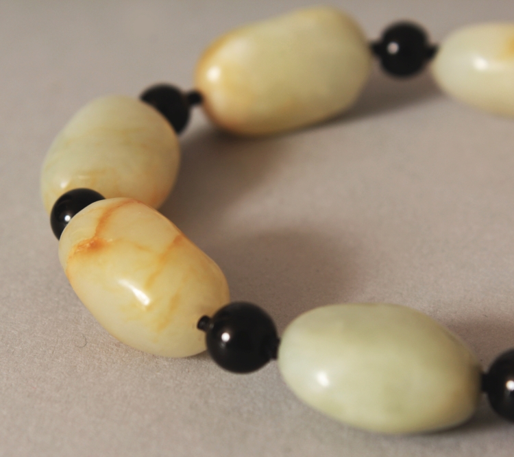 A CHINESE JADE PEBBLE BEAD BRACELET. - Image 3 of 4