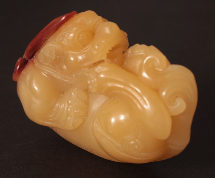 A GOOD QUALITY CARNELIAN CARVING OF A RECUMBENT TIGER, 2.6in wide. - Image 6 of 7