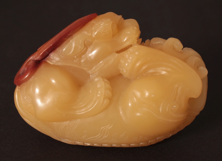A GOOD QUALITY CARNELIAN CARVING OF A RECUMBENT TIGER, 2.6in wide.