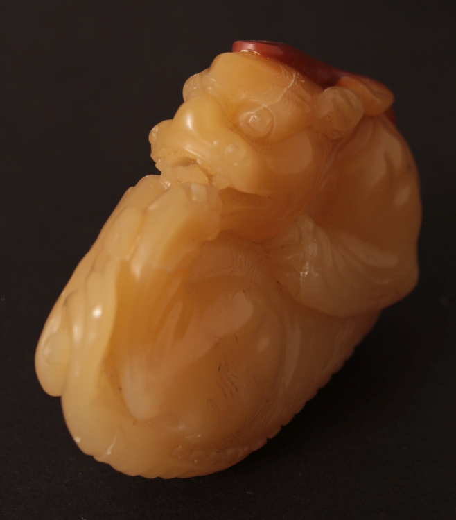 A GOOD QUALITY CARNELIAN CARVING OF A RECUMBENT TIGER, 2.6in wide. - Image 5 of 7