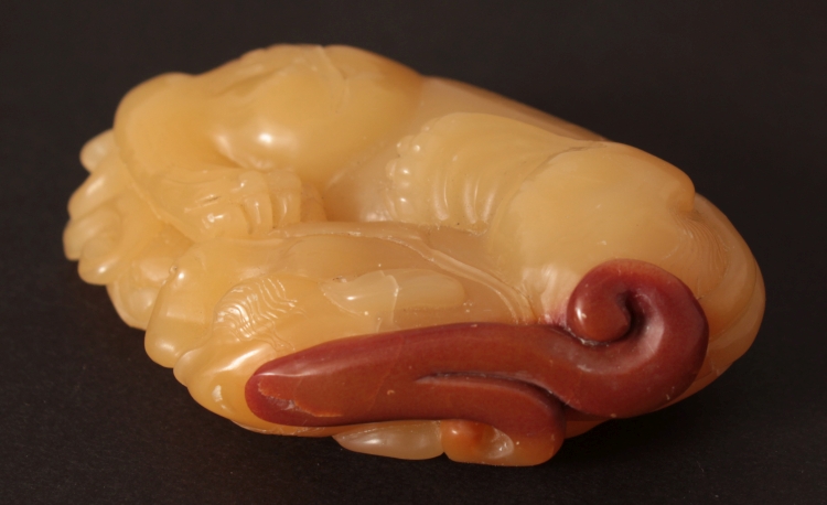 A GOOD QUALITY CARNELIAN CARVING OF A RECUMBENT TIGER, 2.6in wide. - Image 3 of 7