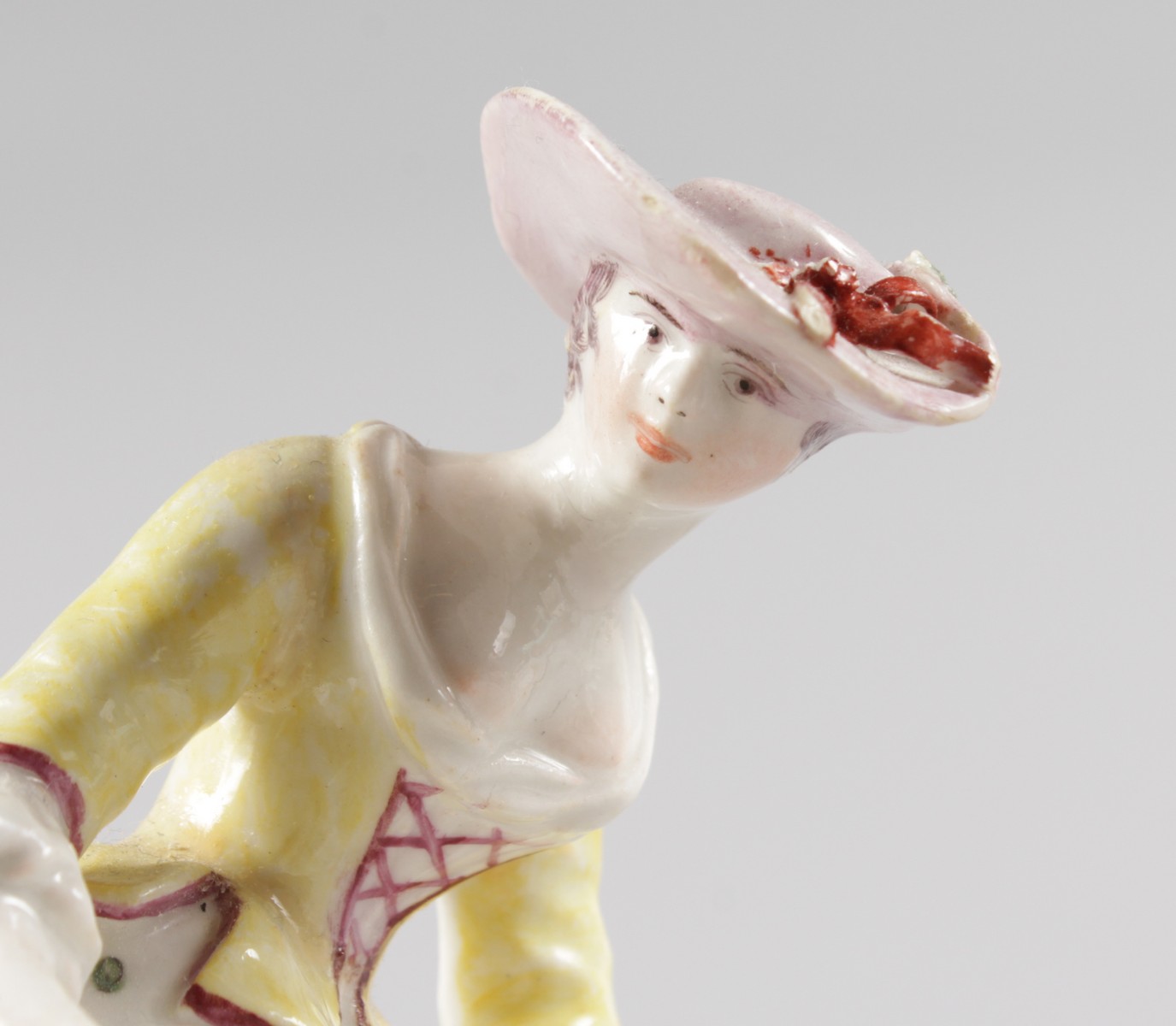 AN 18TH CENTURY RARE BOW FIGURE OF A GIRL FEEDING CHICKS, after a Meissen figure by Kaendler. 5ins - Image 4 of 4