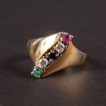 A 14CT YELLOW GOLD, RUBY, DIAMOND AND EMERALD RING.