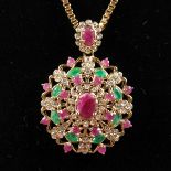 A GOOD 18CT YELLOW GOLD, DIAMOND, RUBY AND EMERALD PENDANT AND CHAIN.