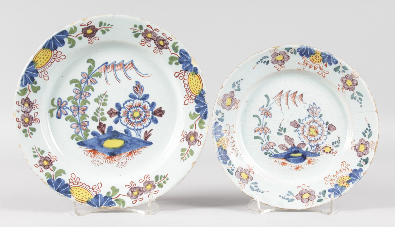TWO ALMOST IDENTICAL 18TH CENTURY DELFT PLATES. 9ins and 7.5ins diameter.