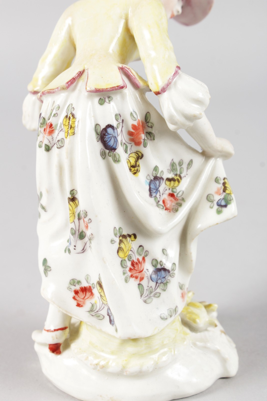 AN 18TH CENTURY RARE BOW FIGURE OF A GIRL FEEDING CHICKS, after a Meissen figure by Kaendler. 5ins - Image 3 of 4