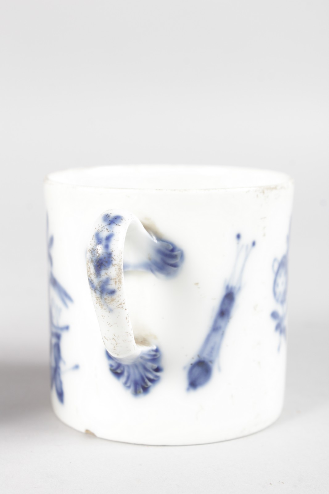 AN 18TH CENTURY MEISSEN BLUE AND WHITE CUP AND SAUCER. - Image 5 of 8