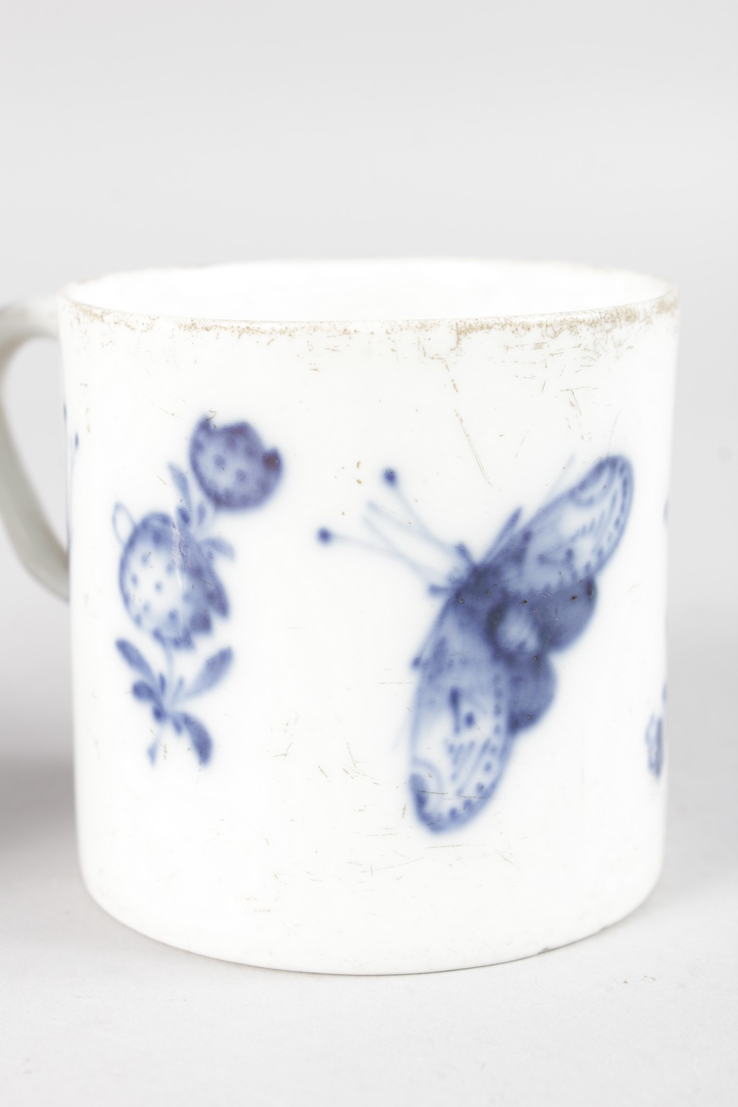 AN 18TH CENTURY MEISSEN BLUE AND WHITE CUP AND SAUCER. - Image 4 of 8