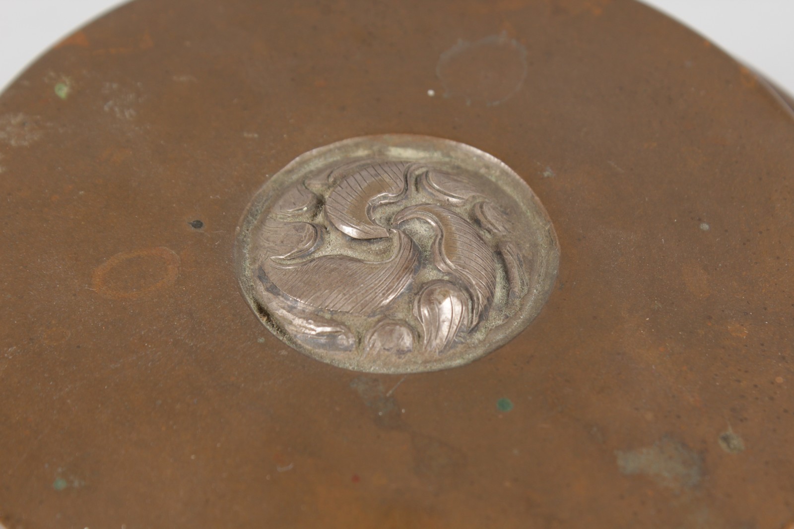 AN ISLAMIC CIRCULAR COPPER BOWL AND COVER with handle and pouring spout. 6ins diameter. - Image 4 of 5