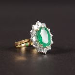 A GOOD 18CT YELLOW GOLD, EMERALD AND DIAMOND CLUSTER DRESS RING.
