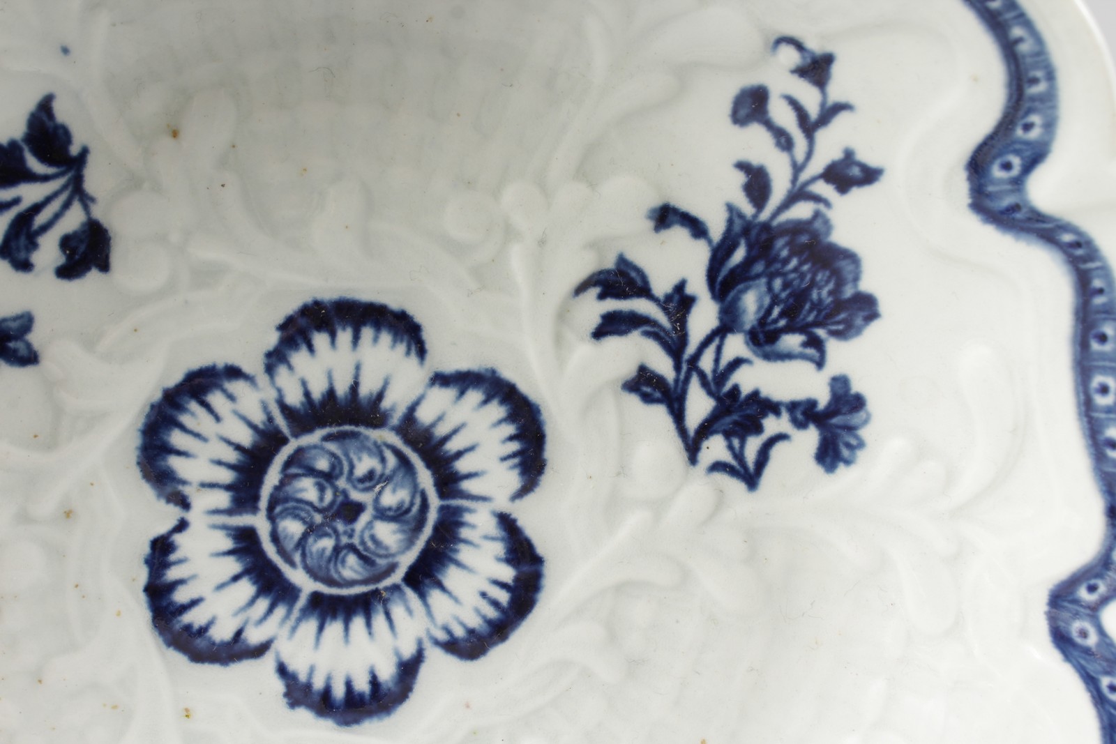 AN 18TH CENTURY WORCESTER JUNKET DISH with rare bamboo moulding decorated with underglaze blue - Image 3 of 4