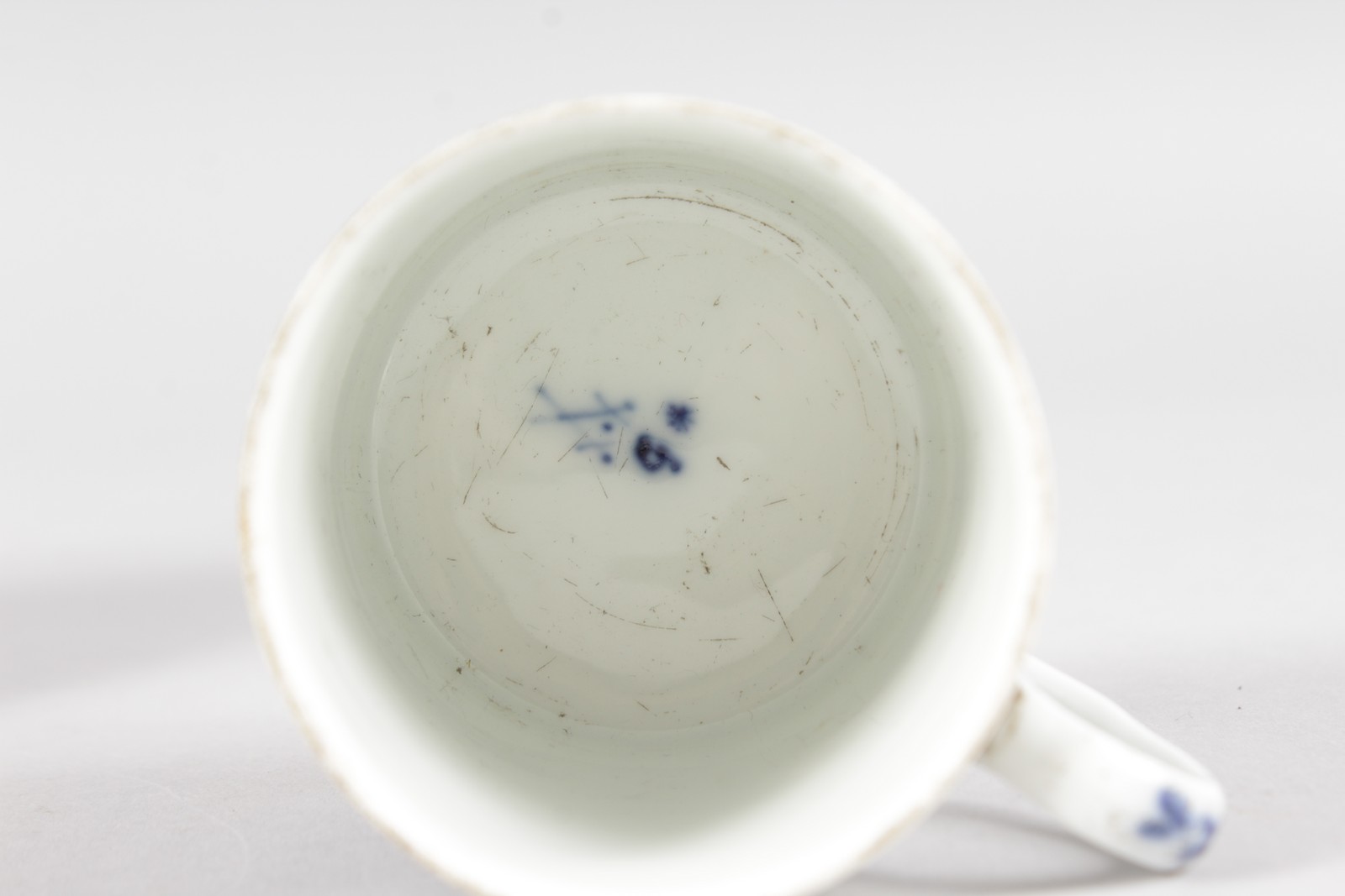 AN 18TH CENTURY MEISSEN BLUE AND WHITE CUP AND SAUCER. - Image 8 of 8