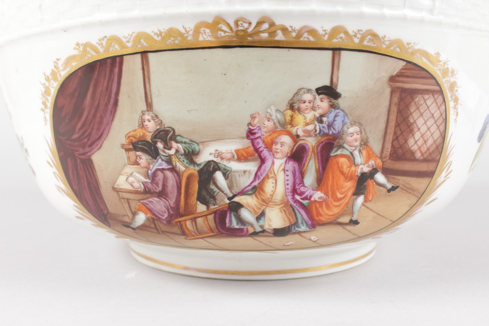 A GOOD BERLIN CIRCULAR PUNCH BOWL AND COVER, with cupid handle, two oval interior scenes and - Image 8 of 10