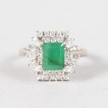 A GOOD EMERALD AND DIAMOND CLUSTER RING, set in 18ct white gold.