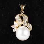 A 14CT YELLOW GOLD, PEARL AND DIAMOND PENDANT.