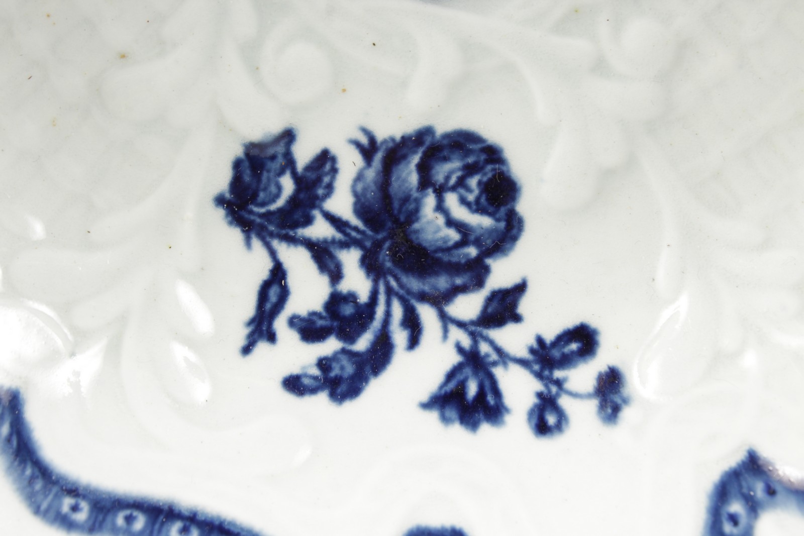 AN 18TH CENTURY WORCESTER JUNKET DISH with rare bamboo moulding decorated with underglaze blue - Image 4 of 4