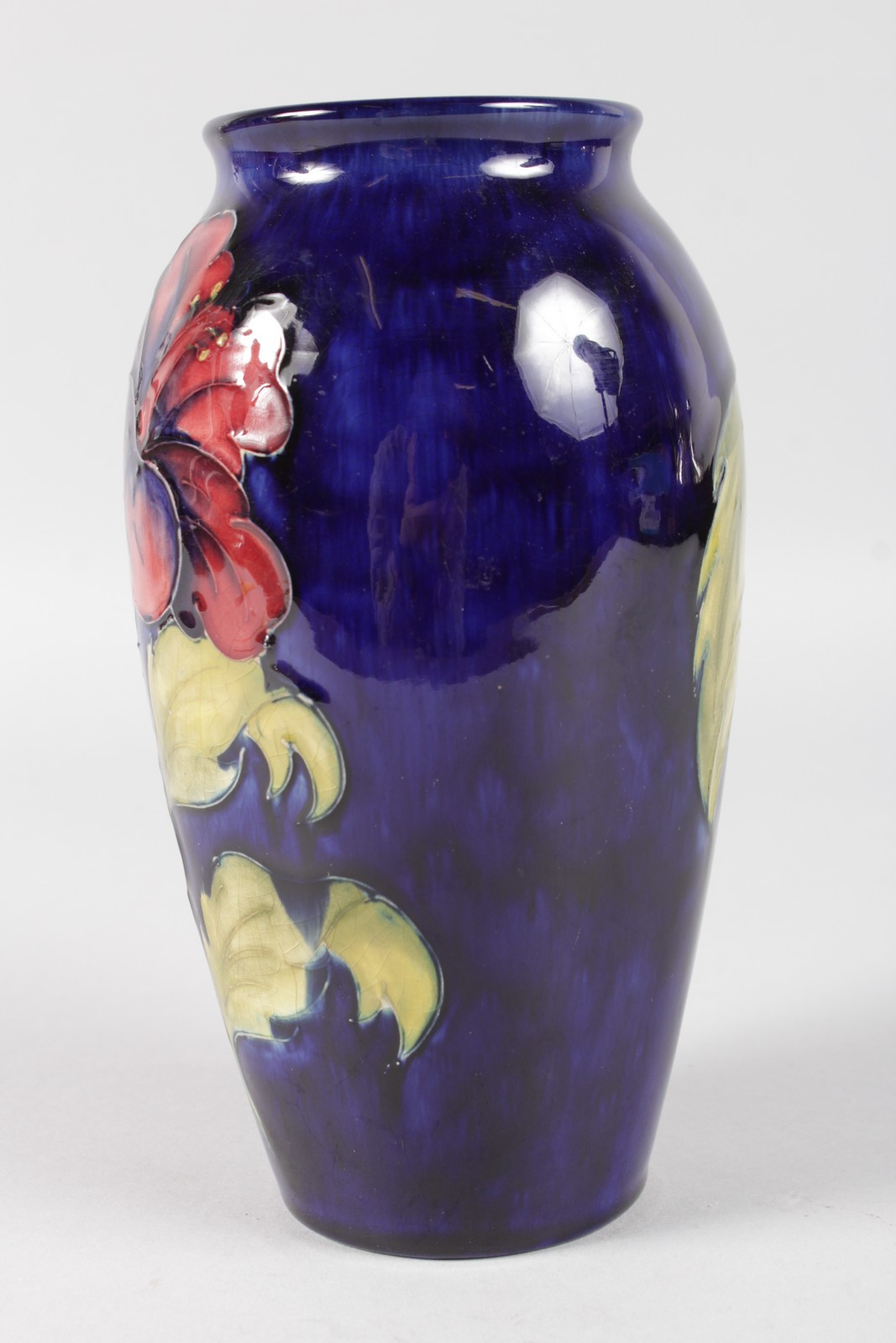 A MOORCROFT HIBISCUS PATTERNED VASE. Impressed MOORCROFT with printed label. 7.5ins high. - Image 4 of 6