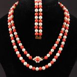 A GOOD PEARL AND CORAL NECKLACE and MATCHING BRACELET with gold clasp.