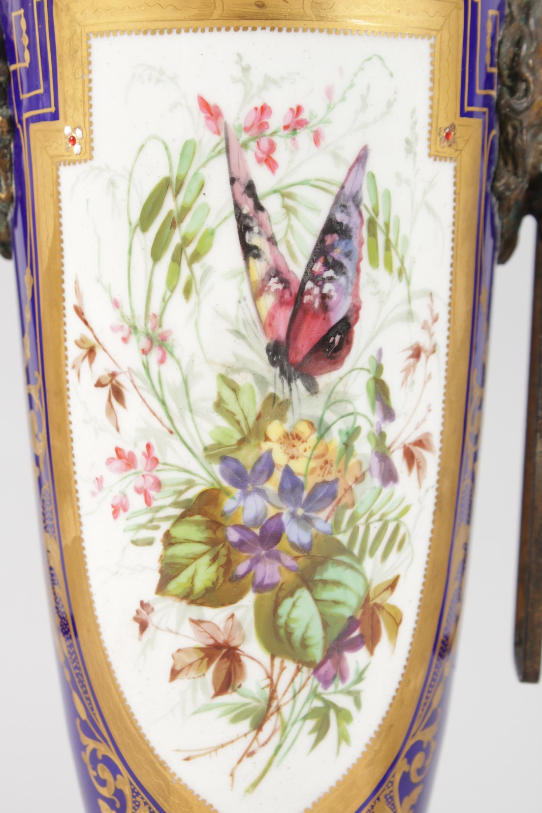 A GOOD PAIR OF 19TH CENTURY SEVRES PORCELAIN URNS AND COVERS, painted with reverse panels of - Image 8 of 10