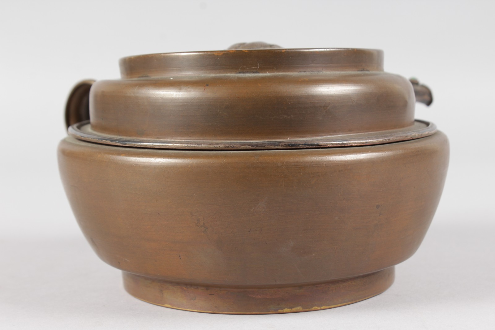 AN ISLAMIC CIRCULAR COPPER BOWL AND COVER with handle and pouring spout. 6ins diameter. - Image 5 of 5