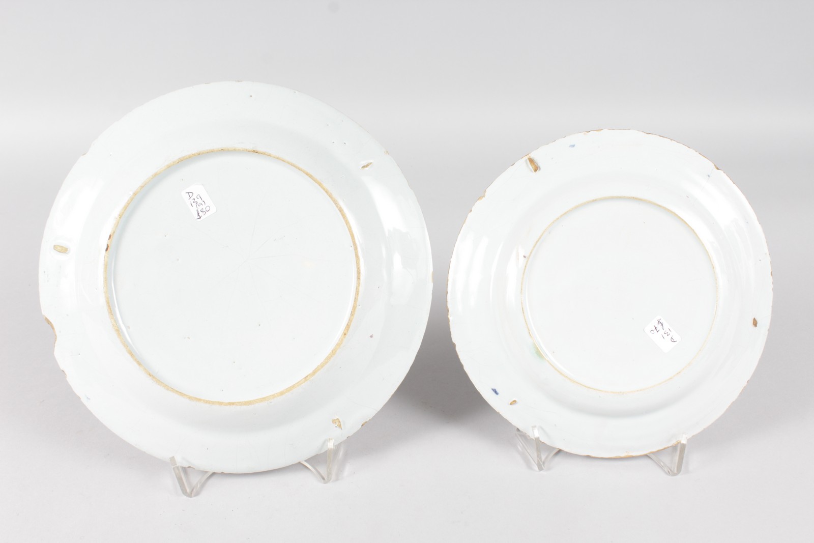 TWO ALMOST IDENTICAL 18TH CENTURY DELFT PLATES. 9ins and 7.5ins diameter. - Image 6 of 6