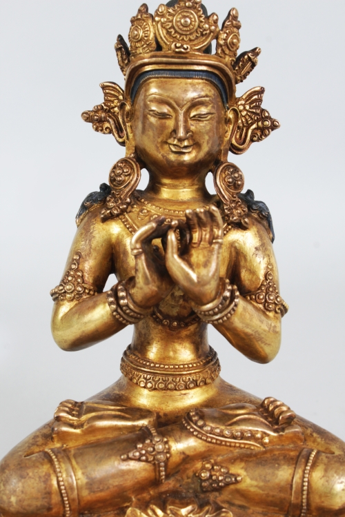 A GOOD QUALITY CHINESE GILT BRONZE FIGURE OF AMITAYUS BUDDHA, seated in dhyanasana on a double lotus - Image 5 of 6