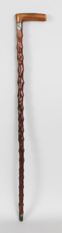 A HORN HANDLED KNARLED WOOD WALKING STICK, the handle possibly rhino horn, the neck with an embossed - Image 2 of 5