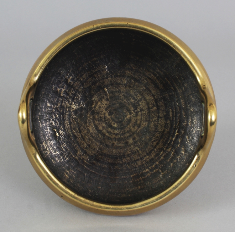 A 19TH CENTURY CHINESE POLISHED BRONZE TRIPOD CENSER, weighing 440gm, the rim with double upright - Image 6 of 8