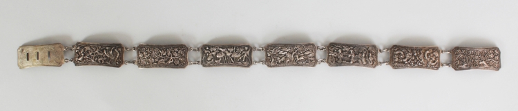 A GOOD LATE 19TH CENTURY CHINESE SILVER BELT BY SUN SHING, weighing 225gm, the linked and waisted - Image 2 of 10