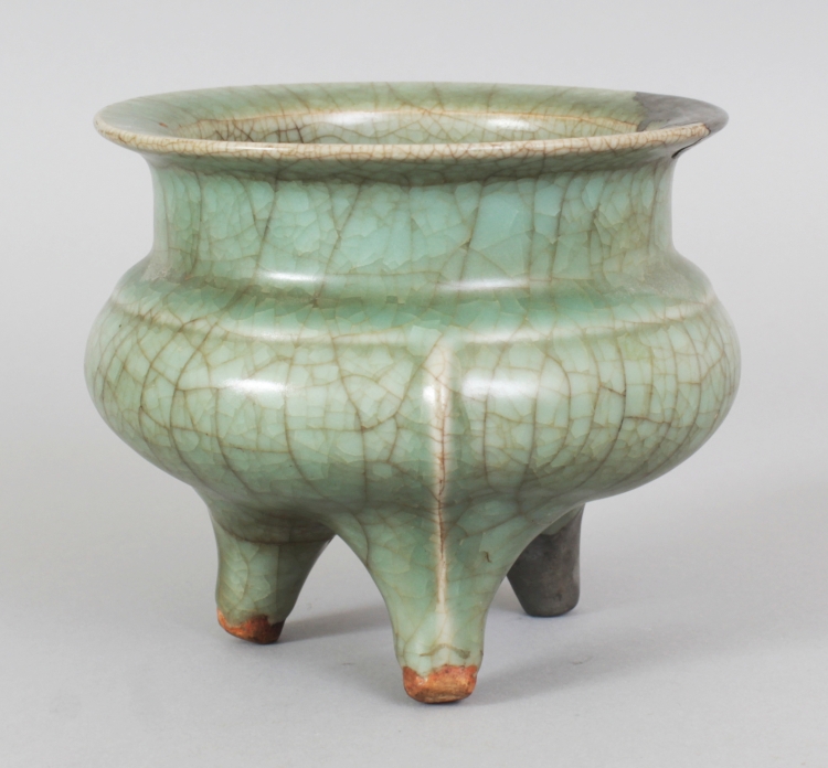 A CHINESE SOUTHERN SONG DYNASTY LONGQUAN CELADON TRIPOD CENSER, formerly from the collection of - Image 4 of 7