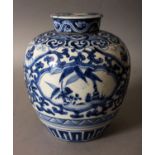 AN EARLY 20TH CENTURY JAPANESE BLUE & WHITE PORCELAIN JAR & COVER, decorated in a retrospective