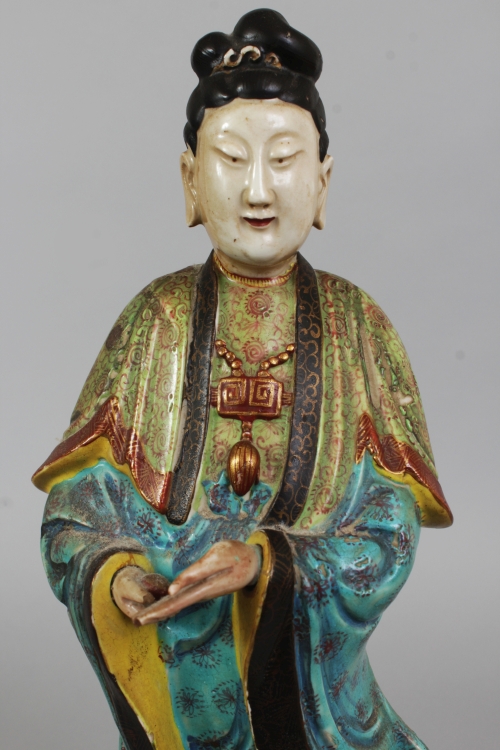 A 19TH CENTURY CHINESE FAMILLE ROSE PORCELAIN FIGURE OF A FEMALE IMMORTAL, standing in elaborately - Image 5 of 7