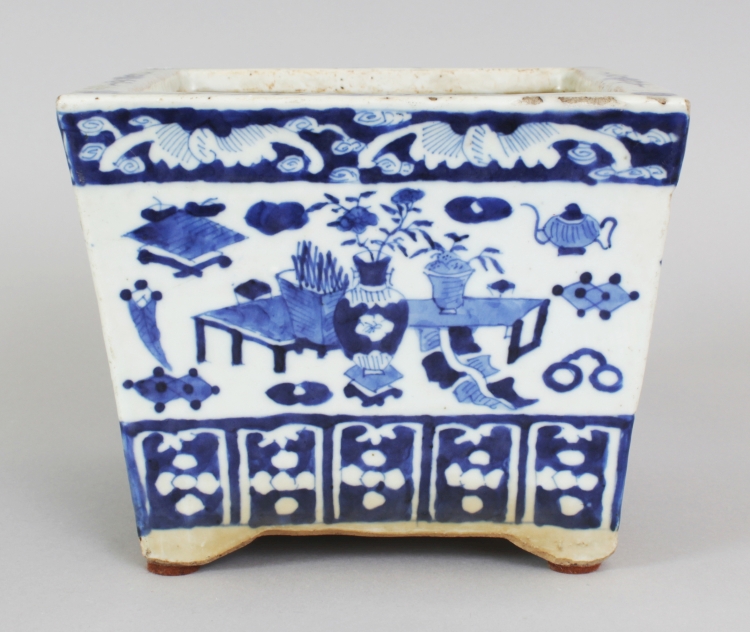 A 19TH CENTURY CHINESE SQUARE SECTION BLUE & WHITE PORCELAIN JARDINIERE, the flaring sides painted - Image 4 of 7