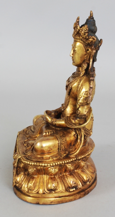 A GOOD QUALITY CHINESE GILT BRONZE FIGURE OF AMITAYUS BUDDHA, seated in dhyanasana on a double lotus - Image 4 of 7