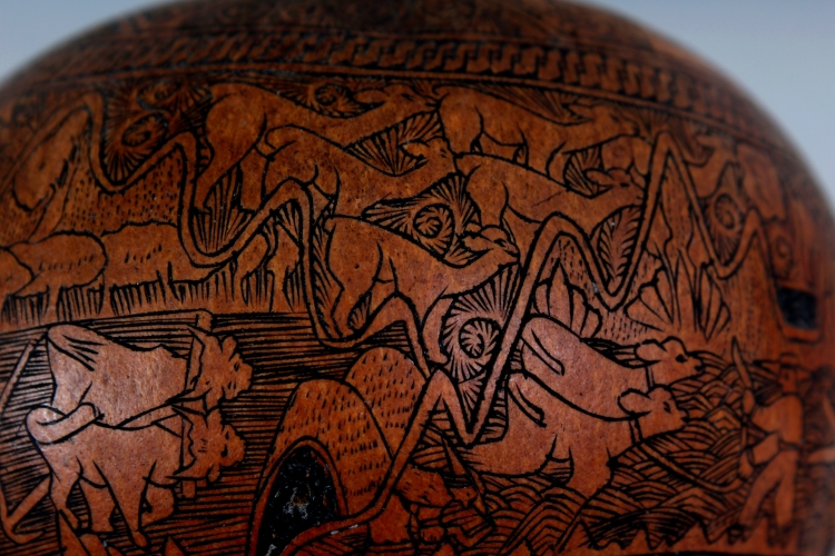 AN UNUSUAL 19TH CENTURY ENGRAVED PERSIAN GOURD, decorated in black engraving with elaborate detailed - Image 6 of 8