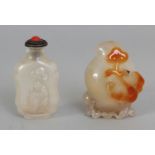 A GOOD QUALITY 19TH CHINESE AGATE SNUFF BOTTLE, the sides of the peach-form body carved in relief