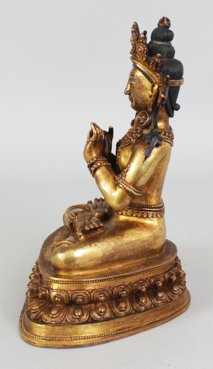 A GOOD QUALITY CHINESE GILT BRONZE FIGURE OF AMITAYUS BUDDHA, seated in dhyanasana on a double lotus - Image 4 of 6