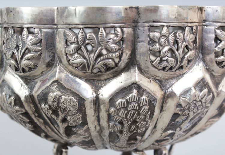 A SOUTH-EAST ASIAN EMBOSSED SILVER-METAL BOWL, weighing 285gm, supported on three figural feet, - Image 6 of 8