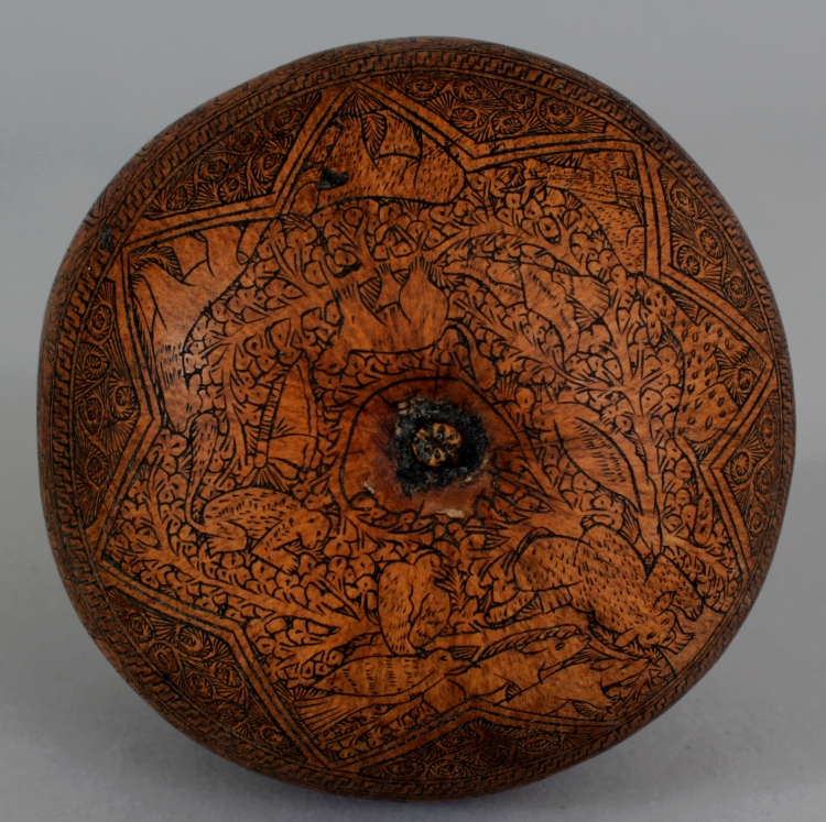 AN UNUSUAL 19TH CENTURY ENGRAVED PERSIAN GOURD, decorated in black engraving with elaborate detailed - Image 7 of 8