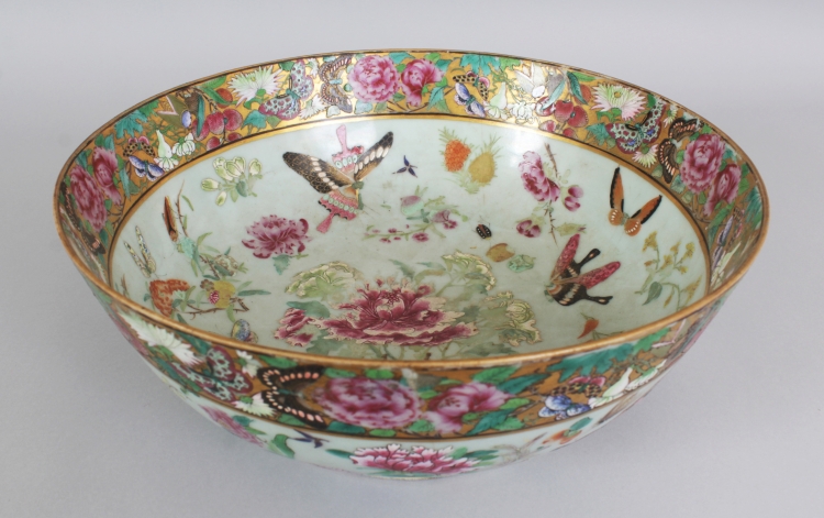 A GOOD QUALITY CHINESE DAOGUANG PERIOD CANTON PORCELAIN PUNCH BOWL, circa 1840, painted in vivid - Image 5 of 10