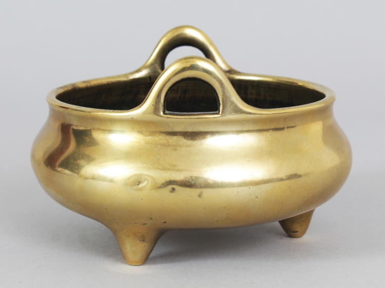 A 19TH CENTURY CHINESE POLISHED BRONZE TRIPOD CENSER, weighing 440gm, the rim with double upright - Image 2 of 8