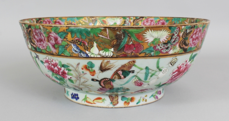 A GOOD QUALITY CHINESE DAOGUANG PERIOD CANTON PORCELAIN PUNCH BOWL, circa 1840, painted in vivid - Image 4 of 10