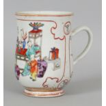 AN 18TH CENTURY CHINESE QIANLONG PERIOD FAMILLE ROSE MANDARIN PORCELAIN TANKARD, painted with a