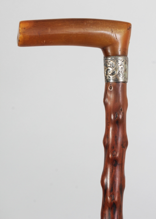 A HORN HANDLED KNARLED WOOD WALKING STICK, the handle possibly rhino horn, the neck with an embossed - Image 4 of 5