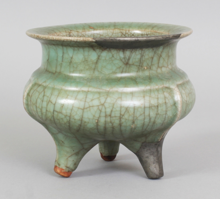 A CHINESE SOUTHERN SONG DYNASTY LONGQUAN CELADON TRIPOD CENSER, formerly from the collection of - Image 3 of 7