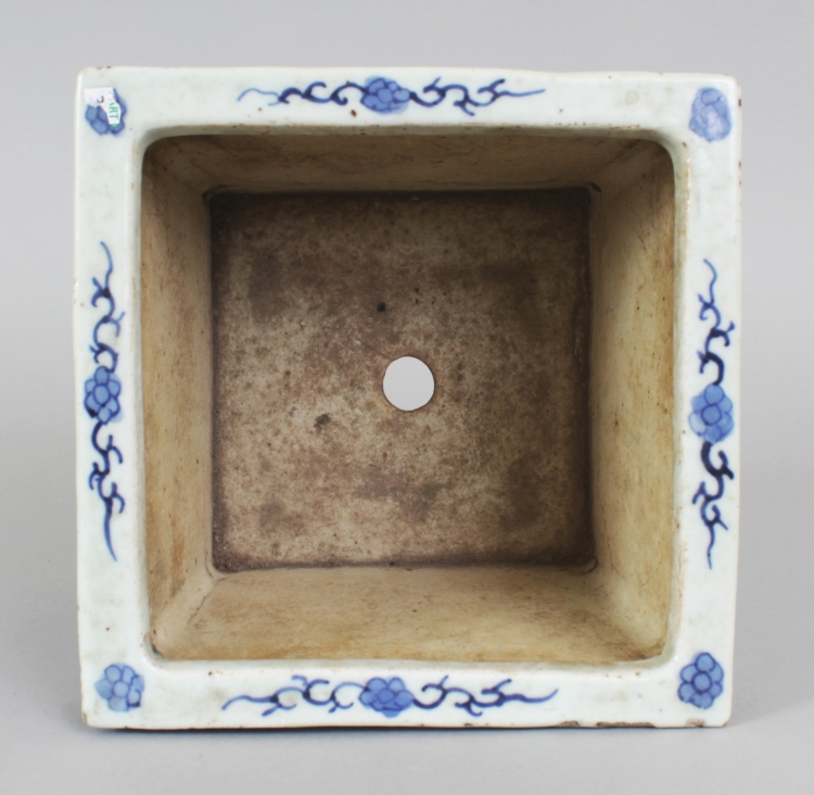 A 19TH CENTURY CHINESE SQUARE SECTION BLUE & WHITE PORCELAIN JARDINIERE, the flaring sides painted - Image 6 of 7