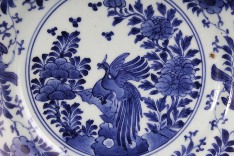 A GOOD JAPANESE EARLY ARITA BLUE & WHITE PORCELAIN DISH, circa 1700, its centre painted with two - Image 3 of 4